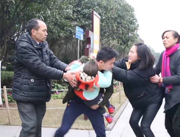 人贩子手段层次不群，集体作案谎称家庭矛盾，很多人都被蒙蔽了