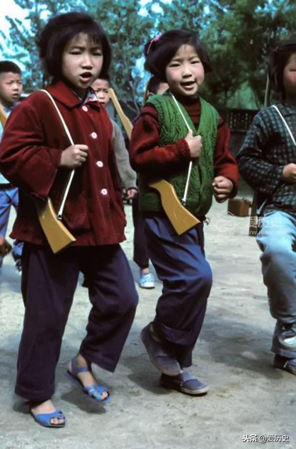 六十年代孩子们的童年彩照 照片中的他们早已是爷爷奶奶了