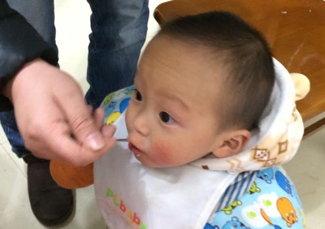 抱腿上喂、追着喂？不良喂饭习惯“坑娃不浅”！难怪宝宝不爱吃饭
