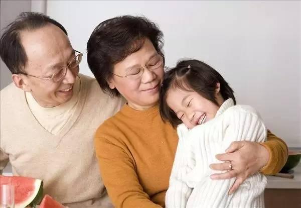 网友让婆婆帮着带孩子，婆婆却说：你亲妈能带孙子不能带外孙吗