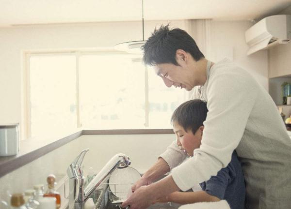 父亲如果有这三个特征，可能儿子的情商会很低，你家孩子中了吗？