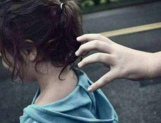 人贩子手段层次不群，集体作案谎称家庭矛盾，很多人都被蒙蔽了