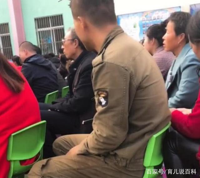 幼儿园家长会上，一位爸爸蓬头垢面，当看到他的鞋子时，网友泪目
