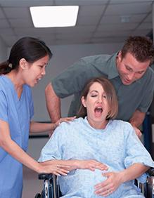 俄罗斯女子海里游泳时临时分娩，生产完淡定上岸，不愧是战斗民族