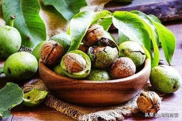 怀孕后吃核桃，对胎儿大脑发育好，这个细节孕妇要注意