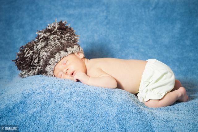 给宝宝挑选纸尿裤有方法，换纸尿裤很容易？新手爸妈易犯的5个错