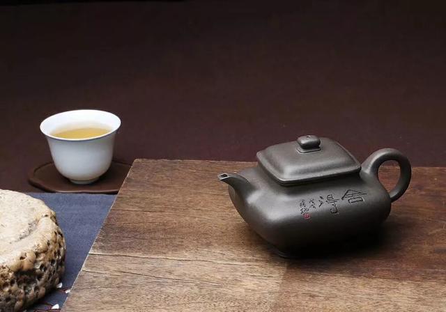 很有眼缘的一把青灰泥虚扁壶