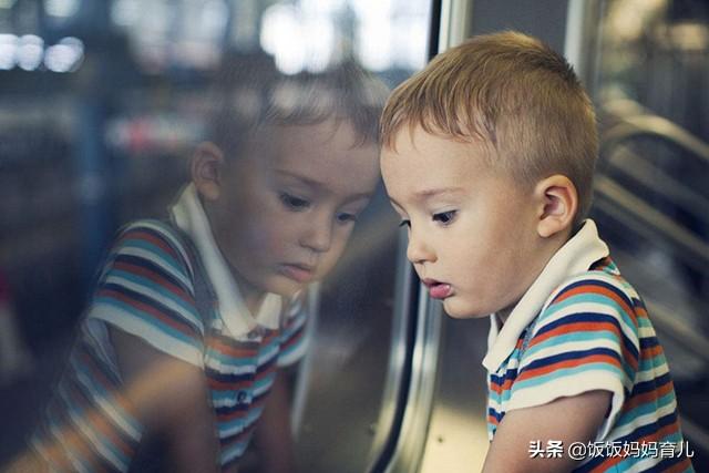 一节车厢，两个孩子的未来让人一眼看穿，你觉得好的我却为他担忧