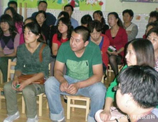 幼儿园家长会上，一位爸爸蓬头垢面，当看到他的鞋子时，网友泪目