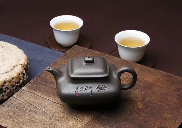 很有眼缘的一把青灰泥虚扁壶