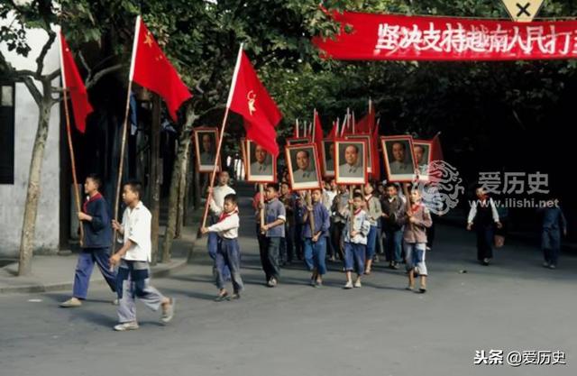 六十年代孩子们的童年彩照 照片中的他们早已是爷爷奶奶了