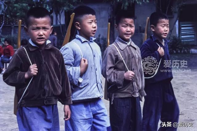 六十年代孩子们的童年彩照 照片中的他们早已是爷爷奶奶了