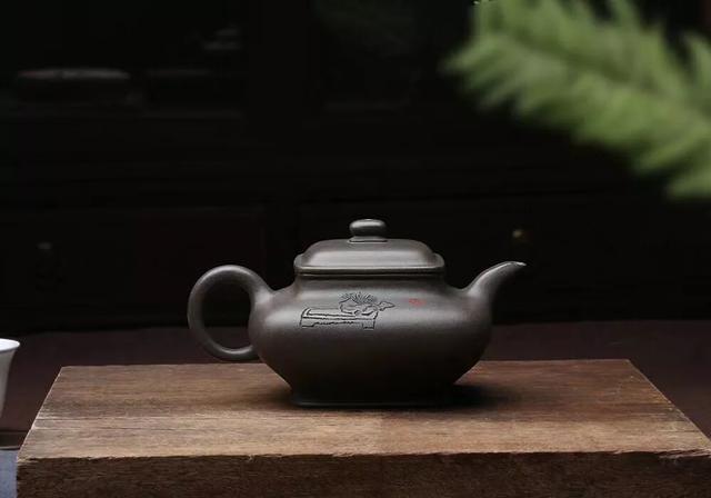 很有眼缘的一把青灰泥虚扁壶