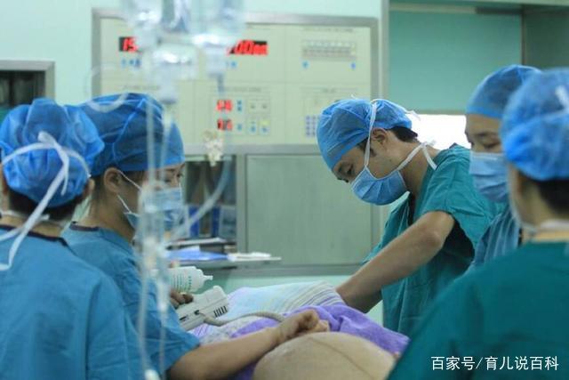 三个月宝宝眼睛特别小，妈妈带到医院检查，医生的话让她担忧