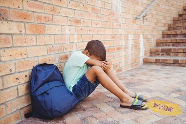 孩子越大越喜欢大人抱，并非懒而是获取这“技能”，家长别误解