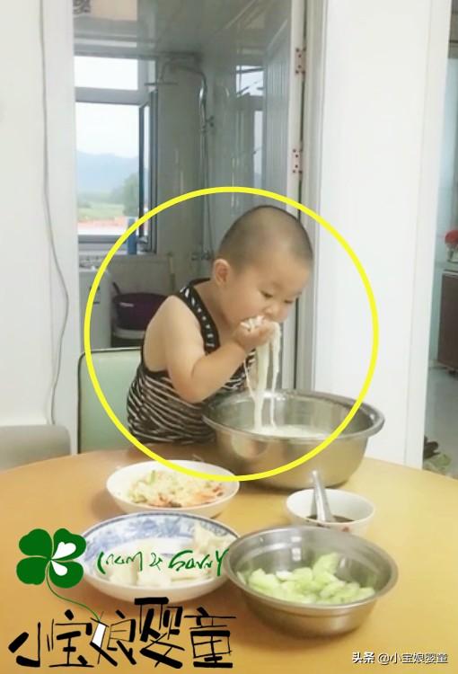 趁妈妈没注意，宝宝抓起面条狂吃，网友：减肥的日子不好过