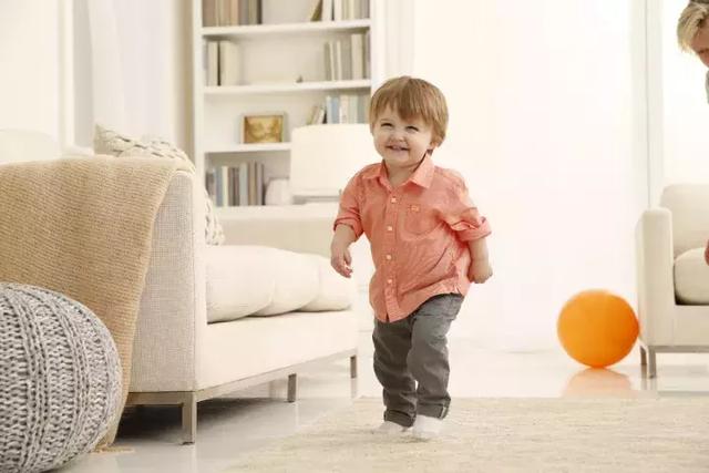 宝宝10个月，宝宝学步期这样做，其实是害了TA！