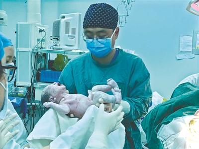 熊猫血脑瘤妈妈平安生下小宝宝