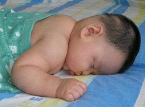 宝宝这样睡觉危害大，3种睡眠方式，家长发现最好及时改