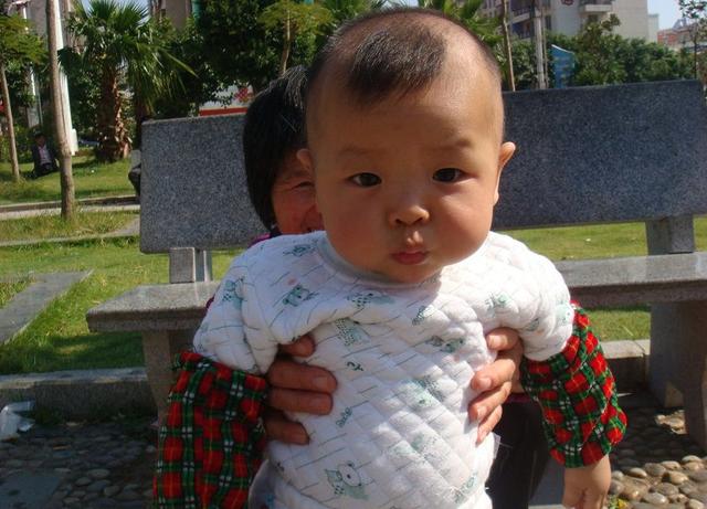 上班的妈妈在家中装了监控，没想到看到这样的画面，内心五味陈杂