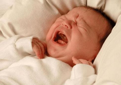 宝宝这样睡觉危害大，3种睡眠方式，家长发现最好及时改