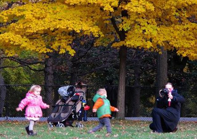 国外一人带俩娃都轻松，国内一家带一个娃还喊累！原因现实又无奈