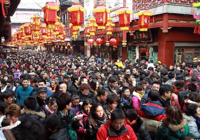 国外一人带俩娃都轻松，国内一家带一个娃还喊累！原因现实又无奈