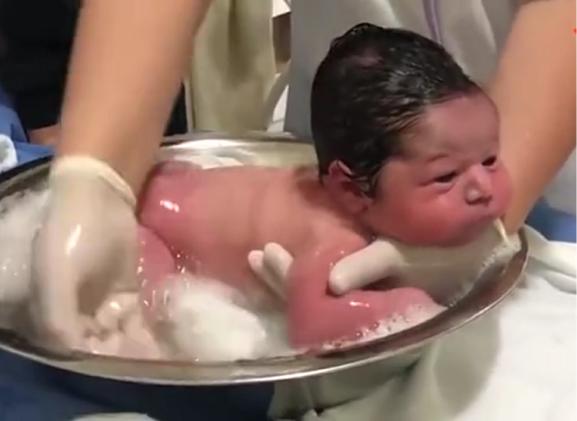 护士给刚出生的男宝宝洗澡,小家伙接下来的动作,把妈妈乐坏了
