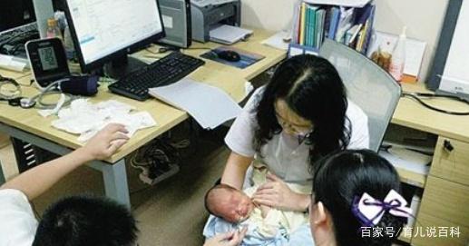 宝宝呛奶时千万别竖抱！妈妈只需做好这4点！可防呛奶发生