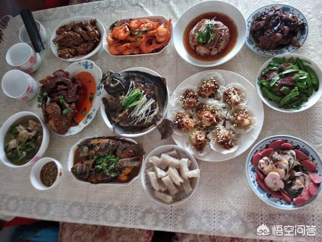 年夜饭，广东人饭桌上喜欢有猪手，鱼，寓意＂发财就手＂＂年年有余”你们那有什么菜？