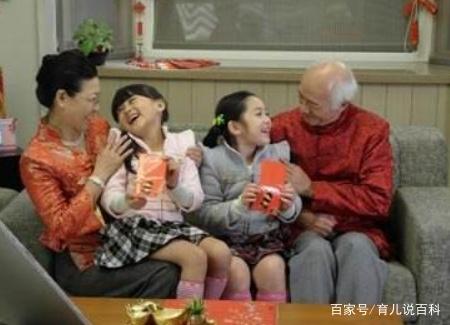 亲戚生了二胎，该不该给每个孩子一半压岁钱？老人的话点醒很多人