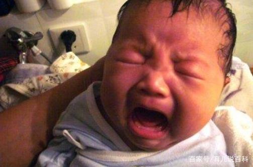 宝宝呛奶时千万别竖抱！妈妈只需做好这4点！可防呛奶发生