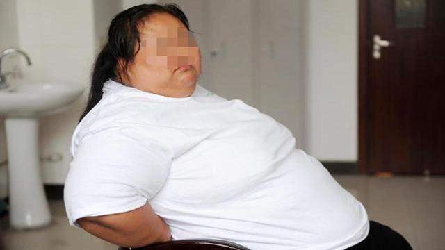 二百斤孕妈突然羊水破裂，为了宝宝甘愿接受生剖，医生感动得泪目