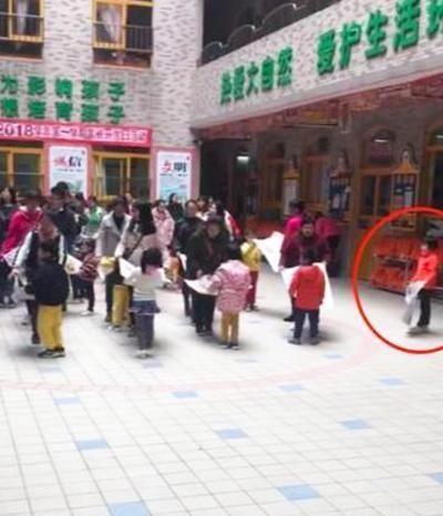 幼儿园举行亲子活动，角落的孩子孤零零站着，网友：快取消吧