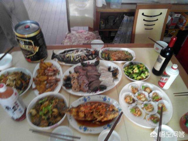 年夜饭，广东人饭桌上喜欢有猪手，鱼，寓意＂发财就手＂＂年年有余”你们那有什么菜？