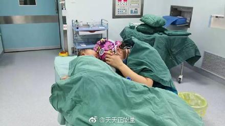 最孤独的地方有最温暖的臂弯，这一幕，真暖