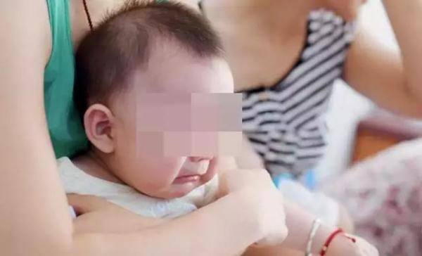 1岁婴儿吞入异物，爸爸送医途中竟被抓，妈妈含泪飞奔40公里！