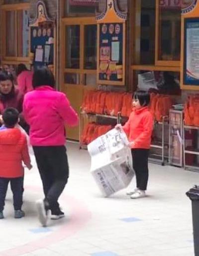 幼儿园举行亲子活动，角落的孩子孤零零站着，网友：快取消吧