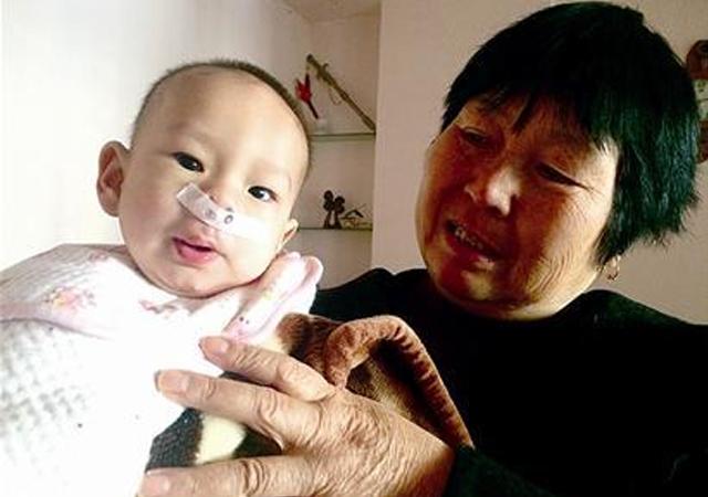 过年聚餐饭桌上，见到的人请替孕妈说句话：有孕妇，掐掉你的烟