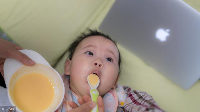 几时给宝宝加辅食，4个月？6个月？错，是当孩子发出这个信号时