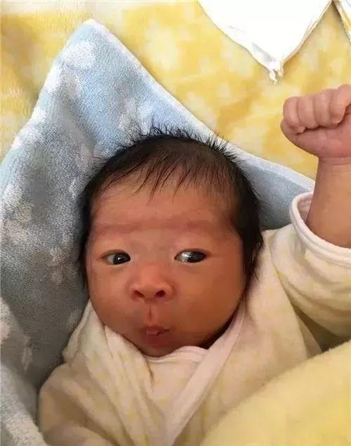 朋友圈晒孩子丑萌照，画风清奇，网友：看完都不想生娃了……