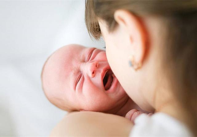 精选问答—宝宝爱翻身、逗笑没反应是发育落后吗？听鲍奶奶怎么说