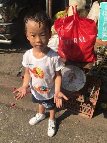 儿子不想上学，这位妈妈用“捡垃圾”制服儿子，儿子：我要上学