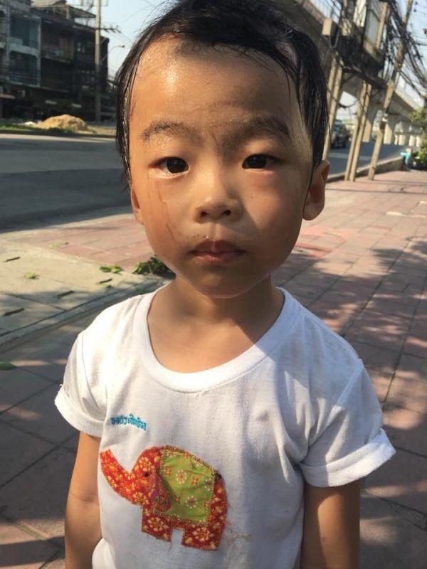 儿子不想上学，这位妈妈用“捡垃圾”制服儿子，儿子：我要上学