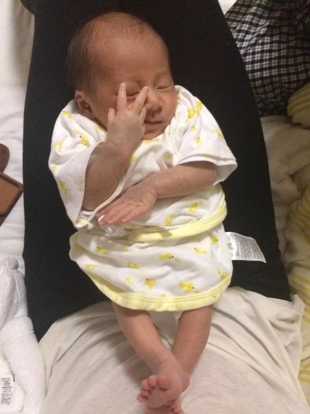 朋友圈晒孩子丑萌照，画风清奇，网友：看完都不想生娃了……