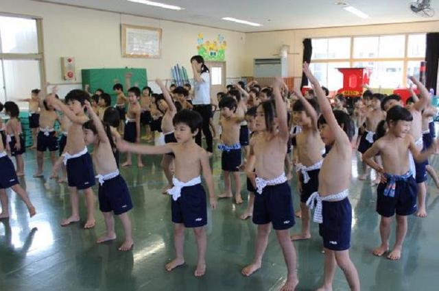 日本幼儿园又出奇招了！上学竟不让穿衣服，网友：心疼孩子！