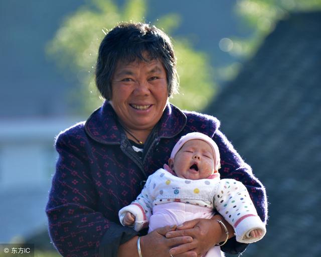 不管你是不是亲妈？这两种现象在孩子心理和谁最亲近