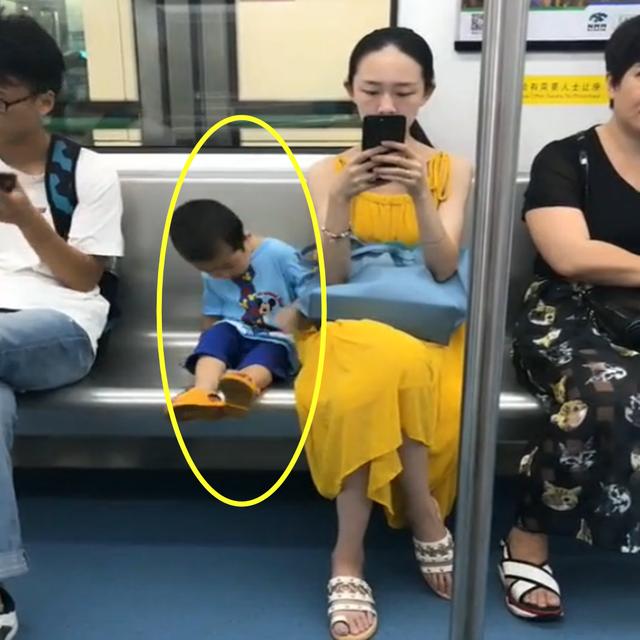 地铁偶遇别人家的孩子，真是太乖巧了，网友：真佩服孩子的家长