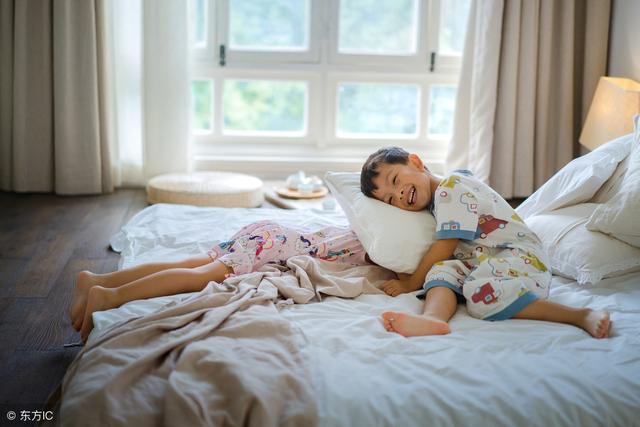 带孩子最受苦的是谁？是爸爸妈妈还是，看了才知道