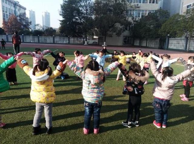 日本幼儿园又出奇招了！上学竟不让穿衣服，网友：心疼孩子！